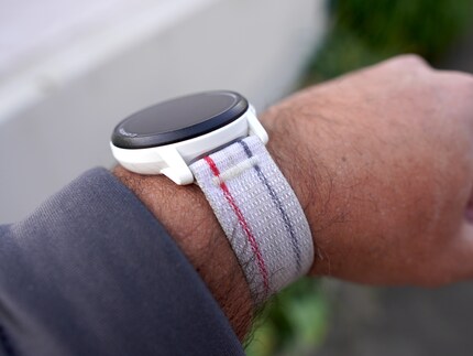 Le boîtier est en plastique - le bracelet textile est agréable, mais sujet à la saleté.