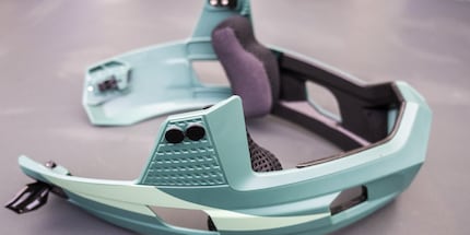 La mentonnière se fixe au casque en deux clics.