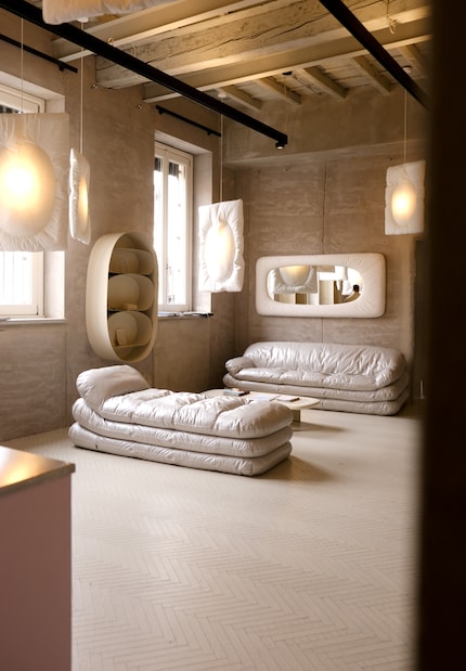 «Solar»-Canapé par Fayetoogood | Structure en bois, mousse de polyuréthane, tissu