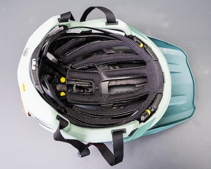 Le « Super Air R Spherical Mips » se compose de deux coques qui, en cas de choc, tournent l’une dans l’autre comme une rotule pour assurer une protection maximale.