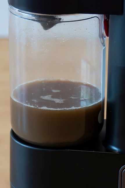 ...tandis que l’eau sale est évacuée vers un réservoir séparé via une pompe.
