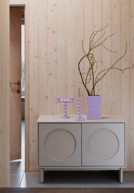 « Twin » mise sur les contrastes : ses portes d’armoire sont décorées de cercles de tissu doux.
