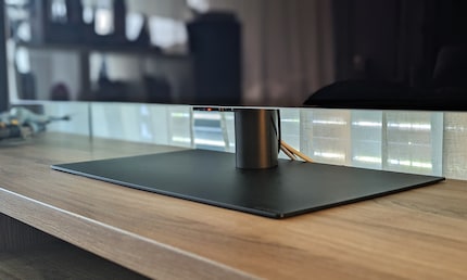 À cause de ma baie vitrée, je ne peux pas monter le G4 de LG au mur. Heureusement, le pied est inclus dans la livraison cette année.