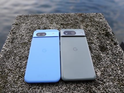 Le Pixel 8a bleu est moins encombrant que la version 8.