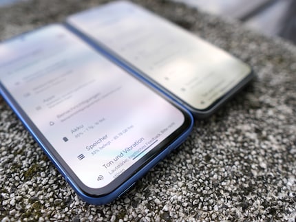 Les bords autour de l’écran sont nettement plus épais sur le Pixel 8a (devant).