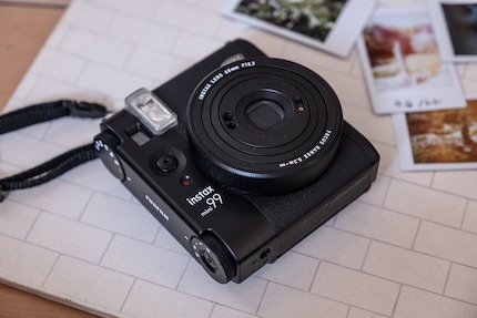 L'Instax Mini 99 de Fujifilm capture les souvenirs comme des pièces uniques.