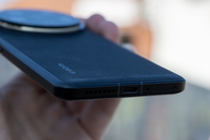 Ce n'est qu'avec le bon adaptateur secteur que le Xiaomi 14 Ultra accepte jusqu'à 90 watts via son port USB-S.