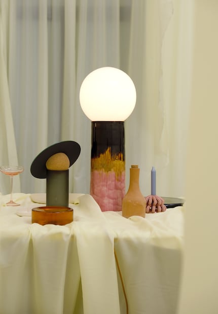 Lampes, huile et décoration : de nombreuses formes, matériaux et teintes se rencontrent à cette table.