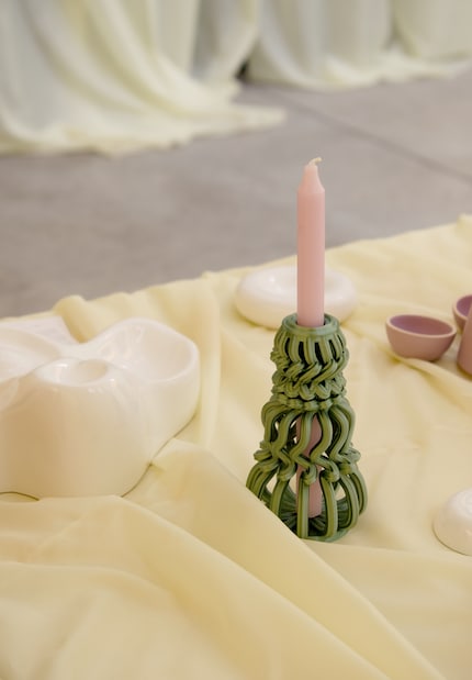 Les objets faits main côtoient sans complexe les pièces imprimées en 3D.