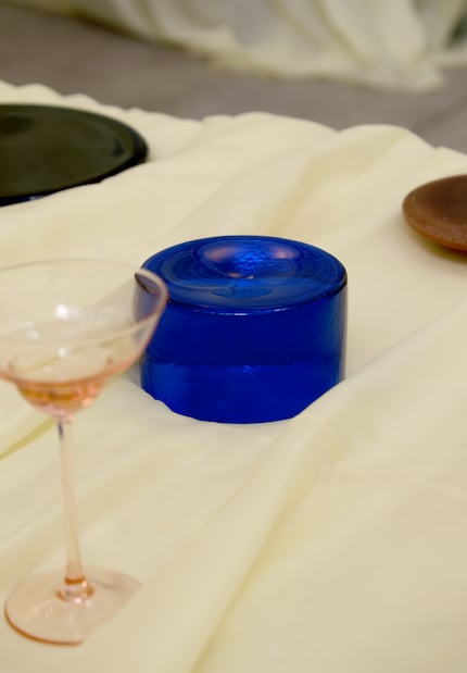 Le bleu saturé de certains objets formait un contraste avec le reste.