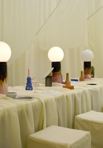 De nombreuses lampes de table éclairaient la pièce en l’absence de plafonniers.