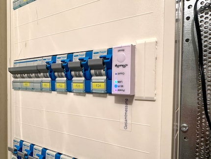 A Shelly Pro 3 EM measures the energy flows and can optimise them working alongside the Solar Manager. (And yes, the electrician installed it upside down. Because it’s a bit tight in the control cabinet, that was the only way it would work.)
