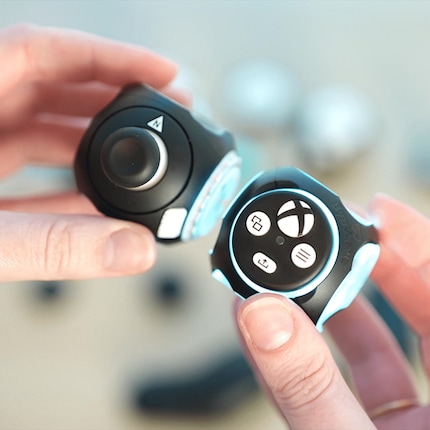 Les cubes donnent la forme et les éléments de commande y sont fixés.