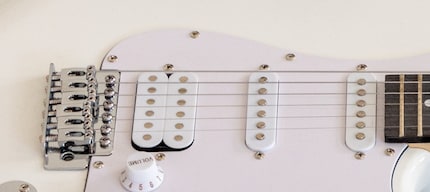 Cette guitare est équipée d’un humbucker à gauche du chevalet, d’un pickup single coil placé au centre, et d’un autre placé juste en bas du manche.