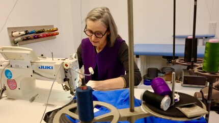 Dans son propre atelier, Barbara Heinze crée, coud et répare des vêtements outdoor écoresponsables.