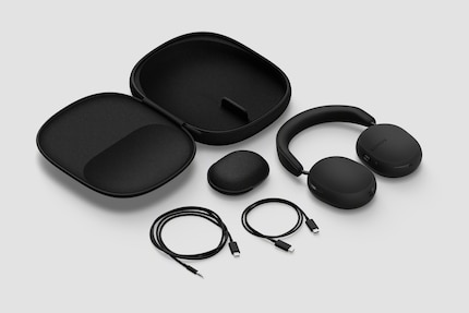 The scope of delivery of the headphones.