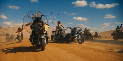Pour moi, le clou du film : Chris Hemsworth en Dementus fou, seigneur de guerre du gang de motards des Wastelands.