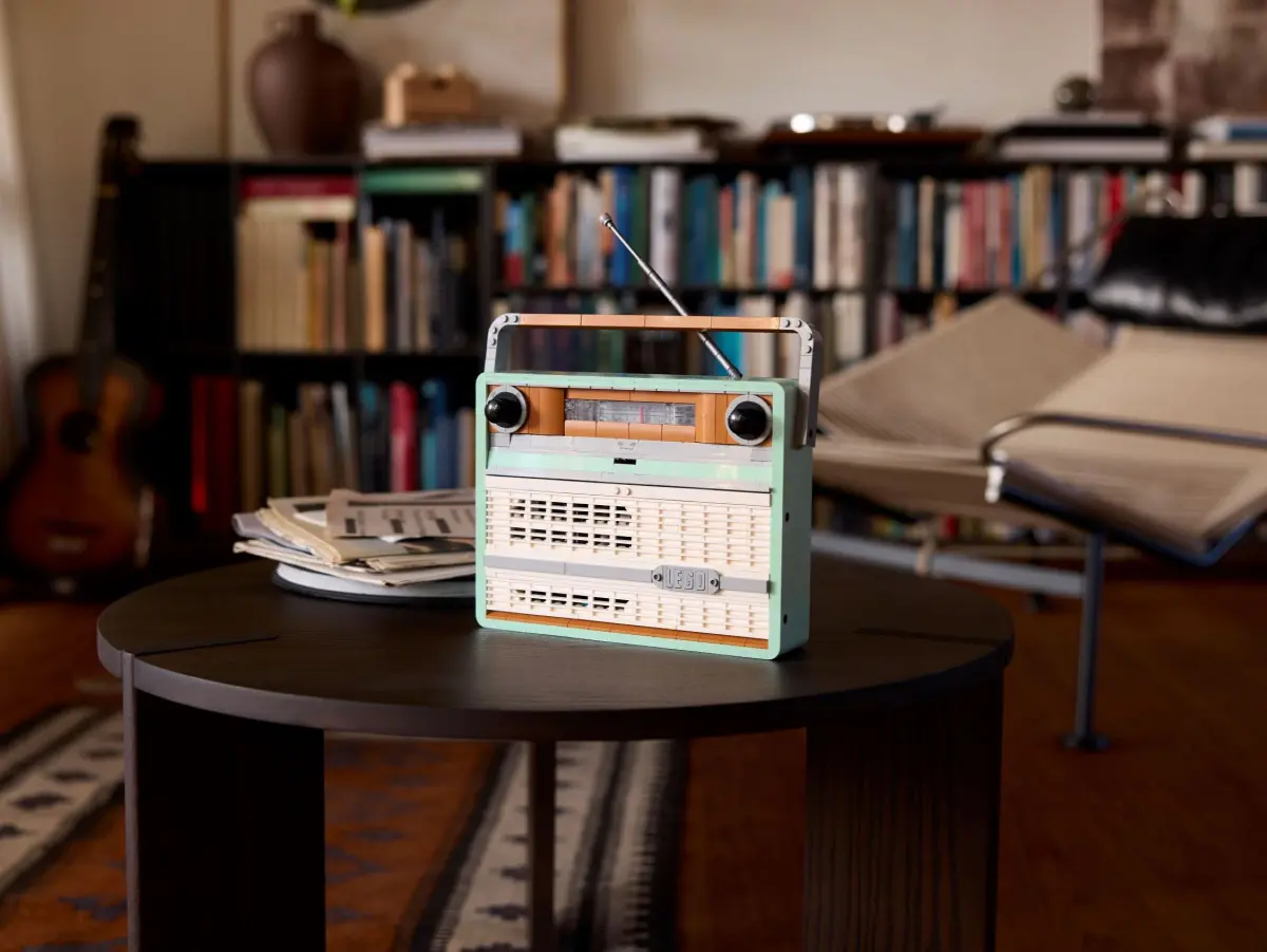 Une fois montée, la radio à transistor de Lego attire tous les regards.