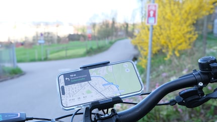 La piste cyclable va tout droit, mais Apple veut me renvoyer sur la route principale par un petit chemin escarpé.