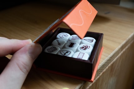 The magnetic closure on the box is practical for transportation.