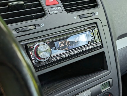 This manically flashing JVC car radio gives off retro vibes.