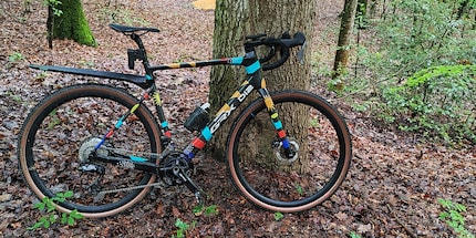 The test bike from Shimano with the new GRX Di2 RX825 and the Schwalbe G-One R with 45-millimetre tyres.