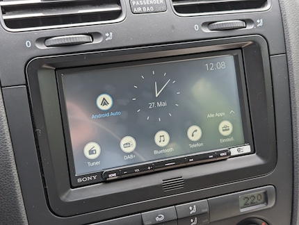 Unfortunately, the Sony screen isn’t entirely reflection-free – and the basic graphics are pretty boring.