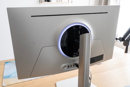Le moniteur est aussi élégant vu de derrière. Le rond lumineux peut s’éteindre.