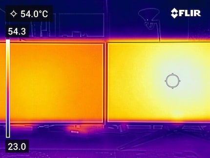 L’écran de l’Odyssey OLED G8 (à gauche) dégage moins de chaleur que celui du PG32UCDM (à droite).