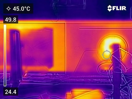 La « Custom Heatsink » de l’Asus PG32UCDM (à gauche) évacue théoriquement mieux la chaleur que le dos du Samsung Odyssey OLED G8 (à droite).