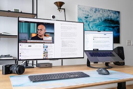 Configuration bureautique avec le Samsung Odyssey OLED G8 et un MacBook en écran secondaire.