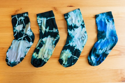 A dye bath will make colours look more intense, providing greater contrast than the spray technique.