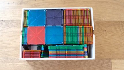 Compact : les 100 Magna-Tiles du set à l'essai sont bien rangées.