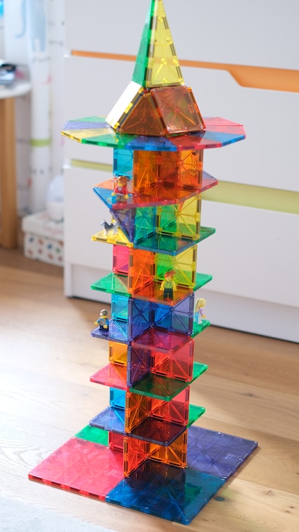 Le summum de l'émotion : une tour en Magna-Tiles. Les habitants Lego ont été recrutés par ma fille.