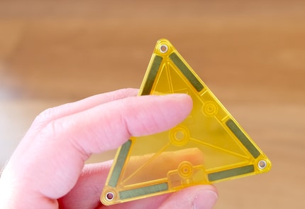 Le plastique transparent permet de voir les carrés magnétiques dans chaque tuile.