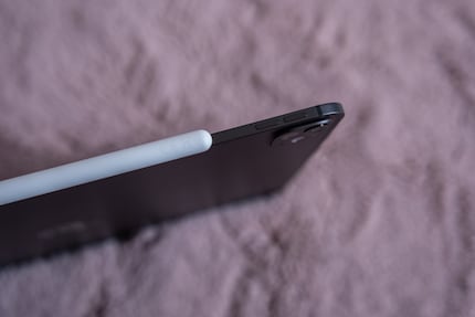 L'iPad Pro (ici la version 13 pouces) est plus fin que l'Apple Pencil qui l'accompagne.