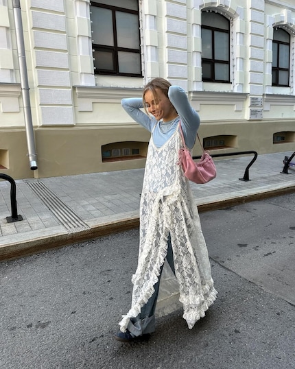 La maxi-robe en dentelle sur un jean baggy : difficile de faire mieux en termes de style.