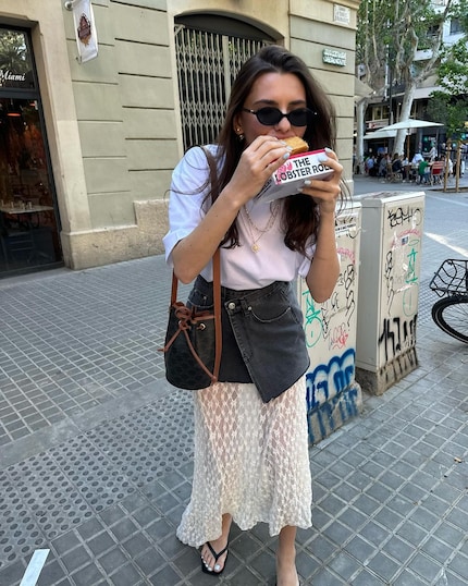 Un peu conventionnelle, mais belle : Mini-jupe en denim sur une maxi-jupe en dentelle.