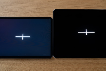 Le noir semble plutôt bleu foncé sur mon ancien iPad Pro avec écran mini LED (à gauche). Les points forts comme la croix blanche sont affectés par le blooming. Le nouvel écran Tandem OLED permet d’y remédier.