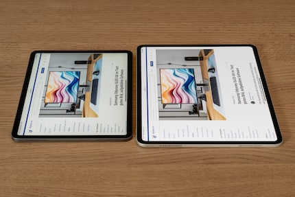 Vus de face, ces deux écrans sont réglés sur la même luminosité. Mais vu de côté, le contraste diminue rapidement avec le mini LED (à gauche). Avec l’écran OLED (à droite), il reste assez constant.