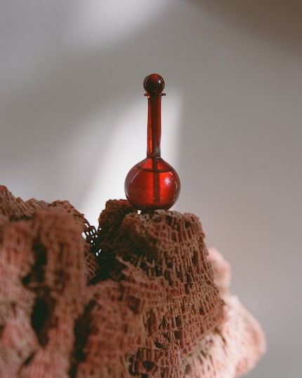 C’est dans l’Illinois que sont fabriquées les fioles en verre rouge pour l’huile à lèvres « Forbidden Fruit ».