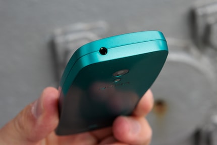 Connecter vos écouteurs par câble ou par Bluetooth ? Avec le Nokia 3210, les deux sont possibles.