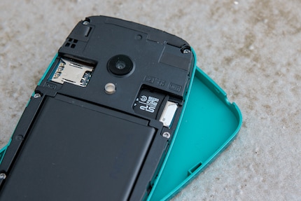 La coque arrière est amovible. Mais il n'y a pas de coque interchangeable en différentes couleurs.