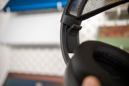 La taille se règle au moyen de bandes velcro.