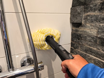 Le carrelage se nettoie à la perfection. Je ne peux pas en dire autant des portes en verre.