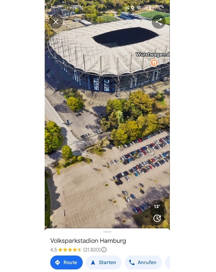 Une vue de l'entrée au nord-ouest du stade Volkspark de Hambourg. Devant, on peut voir l'un des parkings.