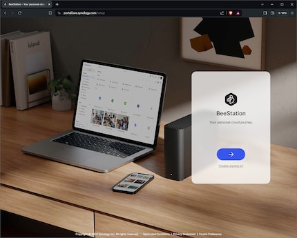 C’est là que le périple commence : la configuration de la BeeStation nécessite un compte Synology et un numéro de série ou un QR code qui figure sur un autocollant sur le guide de démarrage rapide.