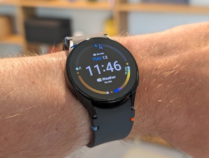 L'écran de 1,2 pouces est lumineux et net grâce à la technologie Amoled.