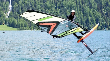 Balz Müller a remporté le concours de freestyle « best of three » sur un une planche à voile.