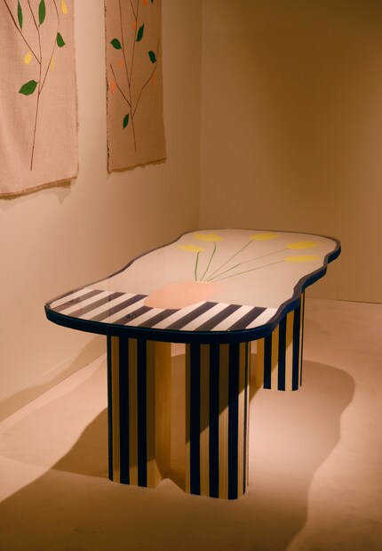 Dining table with a bouquet of tulips, Ben Arpéa | acrylique et sable sur lin, bois, verre.